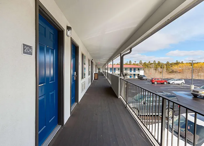 6-show Low, Az Hotel