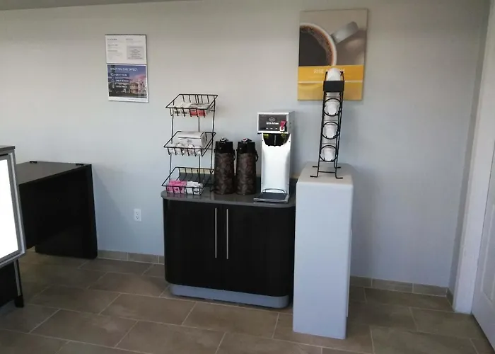 Hotel 6-show Low, Az