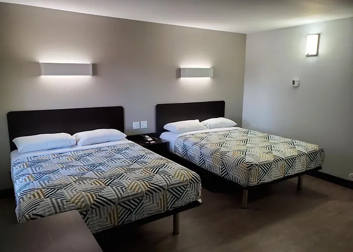 6-show Low, Az Hotel