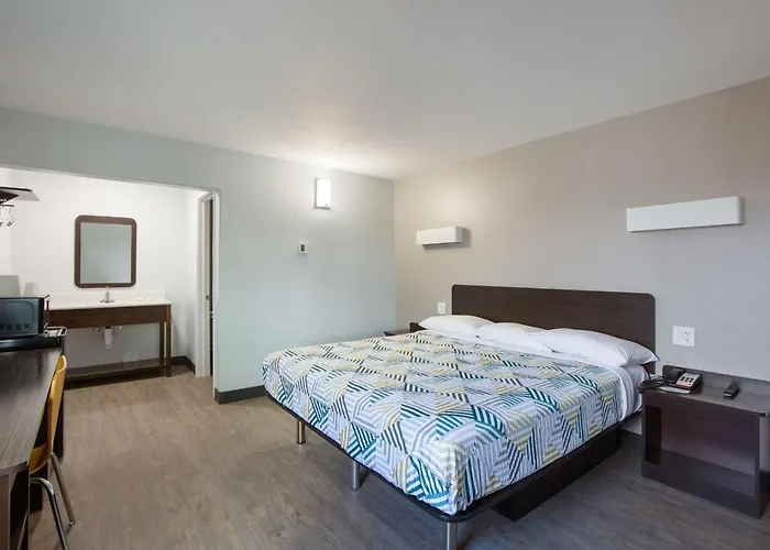 Hotel 6-show Low, Az 3*